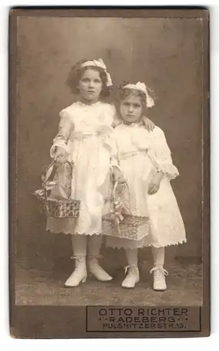 Fotografie Otto Richter, Radeberg, Pulsnitzerstr. 13, Portrait zwei bildschöne Mädchen mit Körben