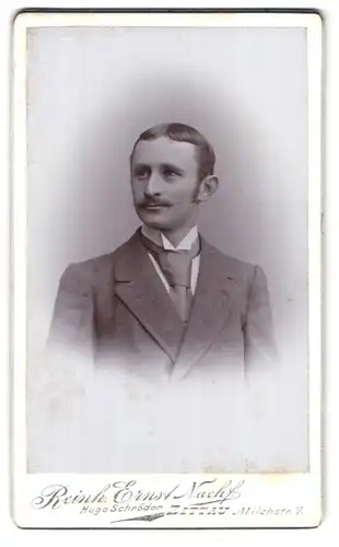 Fotografie Reinh. Ernst, Zittau, Milchstr. 7, Portrait stattlicher junger Mann mit Krawatte im Jackett