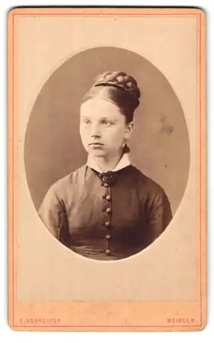 Fotografie E. Schroeter, Meissen, Obergasse 597, Portrait bildschönes Fräulein mit Flechtdutt