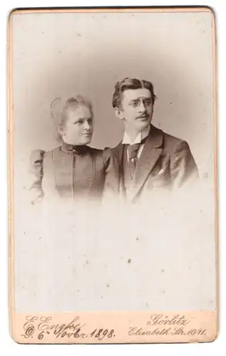 Fotografie E. Encke, Görlitz, Elisabethstr. 19 /11, Portrait eines elegant gekleideten Paares