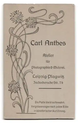 Fotografie Carl Anthes, Leipzig-Plagwitz, Zschochersche Str. 7b, Portrait junger charmanter Mann mit Zeitschrift