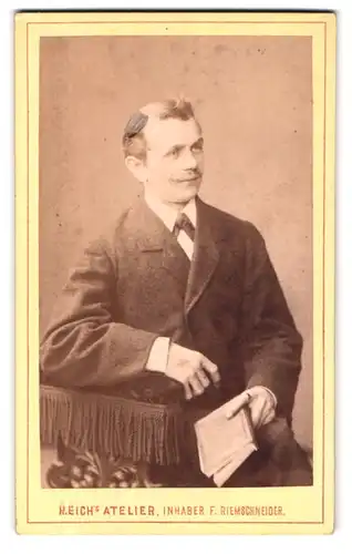 Fotografie R. Eich, Dresden, Pragerstr. 38, Portrait charmanter Mann mit Buch im Jackett