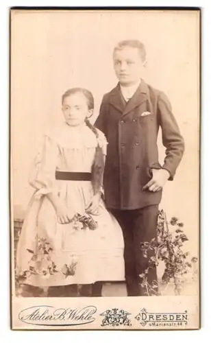 Fotografie B. Wehle, Dresden, Marienstr. 44, Portrait eines elegant gekleideten Kinderpaares