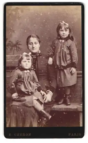 Fotografie E. Cheron, Paris, stolze Mutter mit ihren zwei Töchtern in eleganten Kleidern