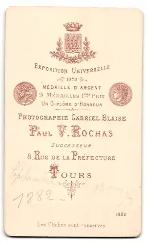 Fotografie Paul v. Rochas, Tours, 8 Rue de la Préfecture, Portrait bildschönes Fräulein mit Perlenhalskette und Zopf