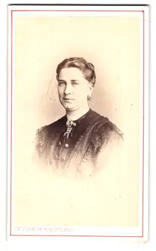 Fotografie Ch. Verbeke Schodts, Louvain, 20 Rue de Bruxelles, Portrait charmant blickende Dame mit Brosche am Kragen