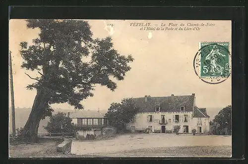 AK Vézelay, La Place du Champ-de-Foire et l`Hôtel de la Poste et du Lion d`Or