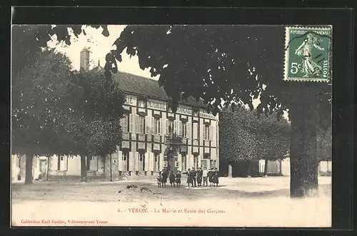 AK Véron, La Mairie et Ecole des Garcons