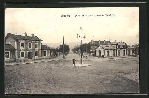 AK Joigny, Place de la Gare et Avenue Gambetta