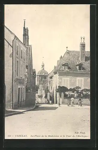 AK Vezelay, La Place de la Madeleine et la Tour de l`Horloge