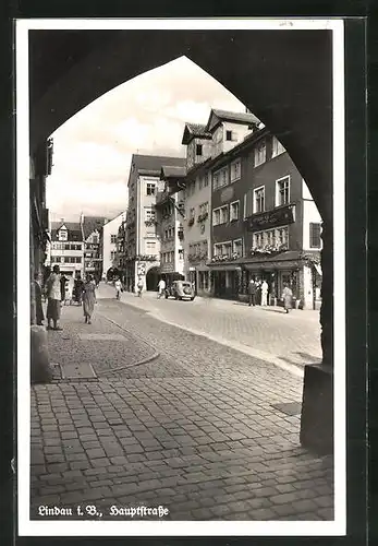 AK Lindau i. B., Blick zur Hauptstrasse durch ein Tor