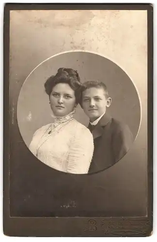 Fotografie Richard Brenne, Hamm i. W., Bahnhofstr. 22, Schöne Mutter mit Hochsteckfrisur mit ihrem niedlichen Sohn