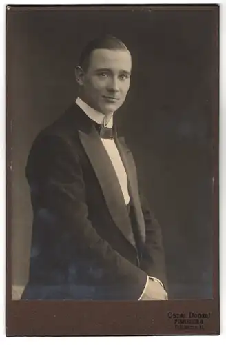 Fotografie Oscar Donani, Pinneberg, Fahltskamp 12, Eleganter und schöner Mann mit gekämmtem Haar im schicken Anzug