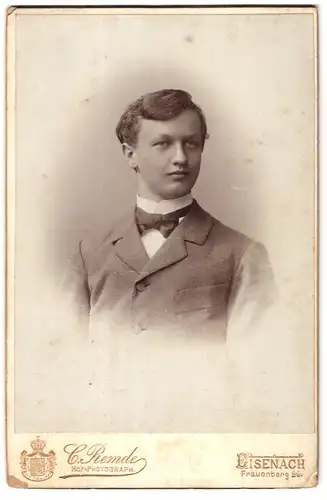 Fotografie C. Remde, Eisenach, Frauenberg 29, Schöner junger Mann mit Scheitelfrisur im feinen Anzug