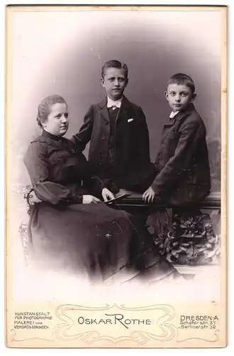 Fotografie Oskar Rothe, Dresden, Schäferstr. 37, Mutter mit ihren zwei niedlichen Söhnen in feiner Kleidung