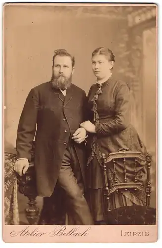 Fotografie Atelier Bellach, Leipzig, Gellert-Strasse 12, Dickliches Paar - Mann mit gewaltigem Bart neben Frau im Kleid