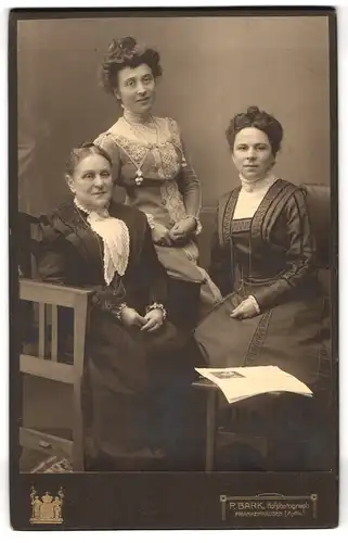Fotografie P. Bark, Frankenhausen, Alte Frau nebst ihren beiden Töchtern in wunderschönen Kleidern
