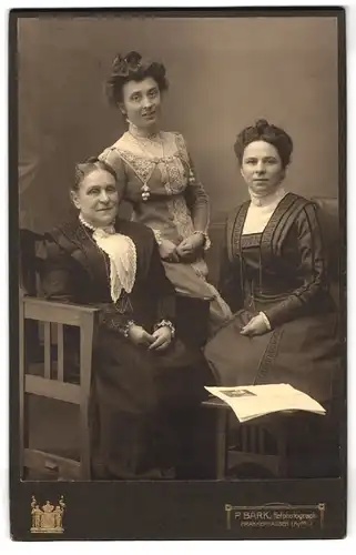 Fotografie P. Bark, Frankenhausen, Alte Frau nebst ihren beiden Töchtern in wunderschönen Kleidern