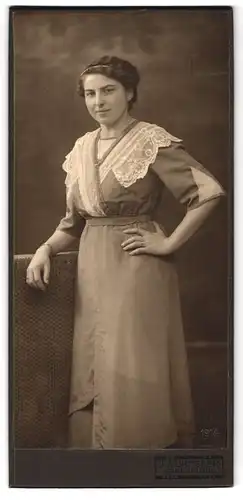 Fotografie J. Mürnseer, Karlsruhe, Hübsche junge Dame im langen Kleid mit Reifen im Haar