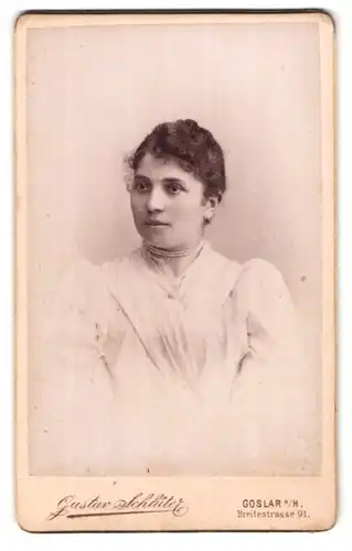 Fotografie Gustav Schlüter, Goslar a /H., Breitestrasse 91, Portrait hübsche Dame im Kleid mit Halskette