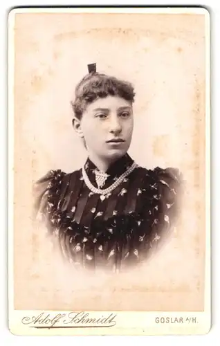 Fotografie Adolf Schmidt, Goslar a /H., Breitestrasse 92, Portrait hübsche Dame mit Kragenbrosche und Halskette