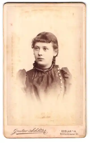 Fotografie Gustav Schlüter, Goslar a /H., Breitestrasse 91, Portrait hübsche Dame im Kleid mit Halskette