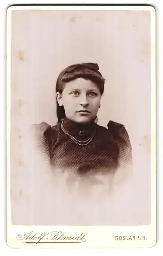 Fotografie Adolf Schmidt, Goslar a /H., Breitestrasse 92, Portrait hübsche Dame mit Kragenbrosche und Halskette
