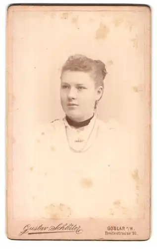 Fotografie Gustav Schlüter, Goslar a /H., Breitestrasse 91, Portrait hübsche Dame mit Halsband