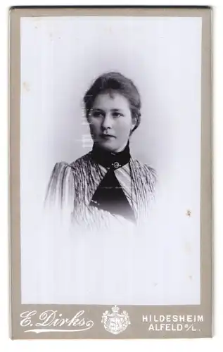 Fotografie Edmund Dirks, Hildesheim, Zingel 29, Portrait junge Dame in modischer Kleidung