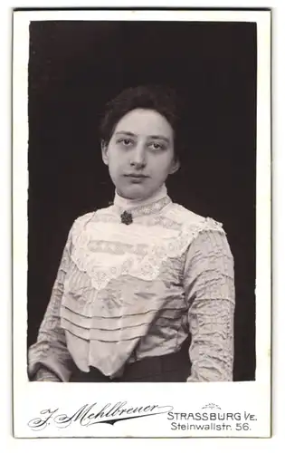 Fotografie Joh. Mehlbreuer, Strassburg i /E., Steinwallstrasse 56, Portrait junge Dame in hübscher Bluse