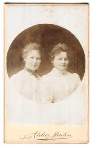 Fotografie August Marten, Bockenem a /H., Portrait zwei junge Damen in hübscher Kleidung