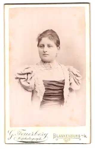 Fotografie Georg Feuerberg, Blankenburg a /H., Ecke Post- und Katharinen-Strasse, Portrait elegant gekleidete Dame