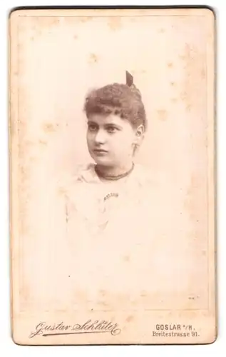 Fotografie Gustav Schlüter, Goslar a /H., Breitestrasse 91, Portrait hübsche Dame mit Halskette