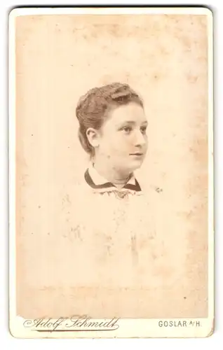 Fotografie Adolf Schmidt, Goslar a /H., Breitestrasse 92, Portrait junge Dame mit Halskette