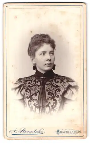 Fotografie A. Sternitzki, Braunschweig, Steinweg 10, Portrait junge Dame in modischer Kleidung