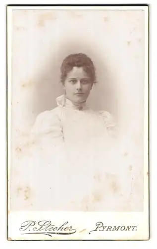 Fotografie P. Stecker, Pyrmont, Portrait junge Dame in hübscher Kleidung