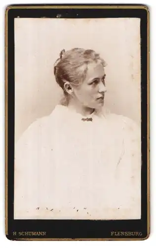 Fotografie H. Schumann, Flensburg, Holm 1, Portrait junge Dame mit hochgestecktem Haar