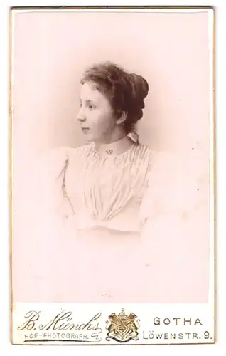 Fotografie B. Münchs, Gotha, Löwenstrasse 9, Portrait junge Dame mit Hochsteckfrisur