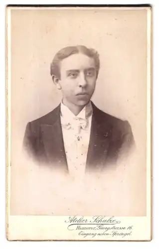 Fotografie E. W. Schulze, Hannover, Georgstrasse 16, Portrait junger Mann im Anzug mit Krawatte