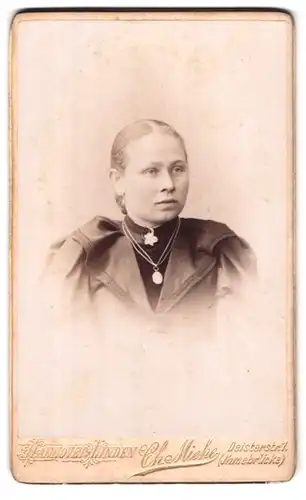 Fotografie Ch. Miehe, Hannover-Linden, Deisterstrasse 1, Portrait junge Dame mit Kragenbrosche und Halskette