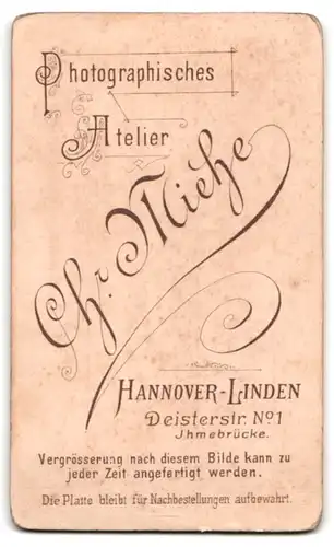 Fotografie Ch. Miehe, Hannover-Linden, Deisterstrasse 1, Portrait junge Dame mit Kragenbrosche und Halskette