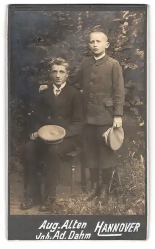 Fotografie Aug. Alten, Hannover, Portrait zwei junge Männer in zweitgenössischer Kleidung