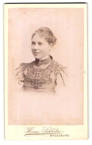 Fotografie Hermann Schlüter, Magdeburg, Breite Weg 165, Portrait hübsche Dame im Kleid