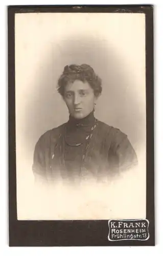 Fotografie K. Frank, Rosenheim, Frühlingstrasse 13, Portrait hübsche Dame in modischer Kleidung