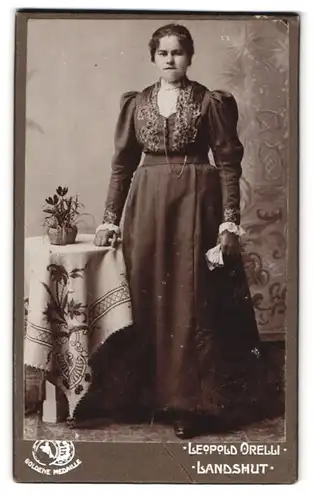 Fotografie Leopold Orelli, Landshut, Maximilianstrasse 1, Portrait junge Dame im hübschen Kleid