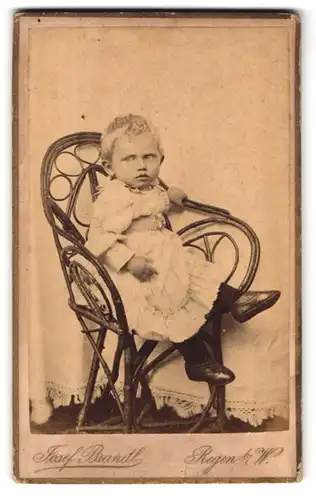 Fotografie Josef Brandl, Regen b /W., Portrait kleines Mädchen im weissen Kleid