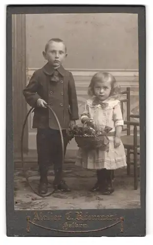 Fotografie C. Römmert, Helbra, Portrait kleiner Junge und Mädchen in hübscher Kleidung mit Reifen