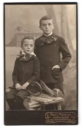 Fotografie Paul Friede, Magdeburg-Wilhelmstadt, Gr. Diesdorferstrasse 32, Portrait zwei modisch gekleidete Jungen