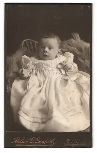 Fotografie G. Gompertz, Essen, Kettwigerstrasse 34, Portrait niedliches Kleinkind im hübschen Kleid