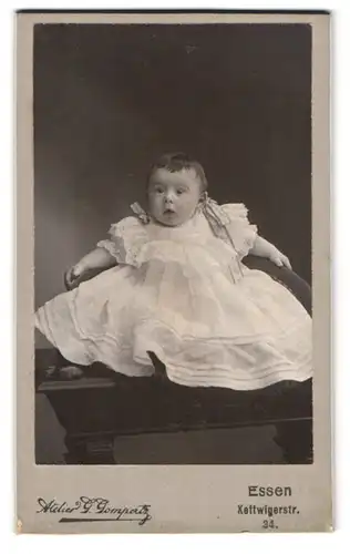 Fotografie G. Gompertz, Essen, Kettwigerstrasse 34, Portrait niedliches Kleinkind im weissen Kleid